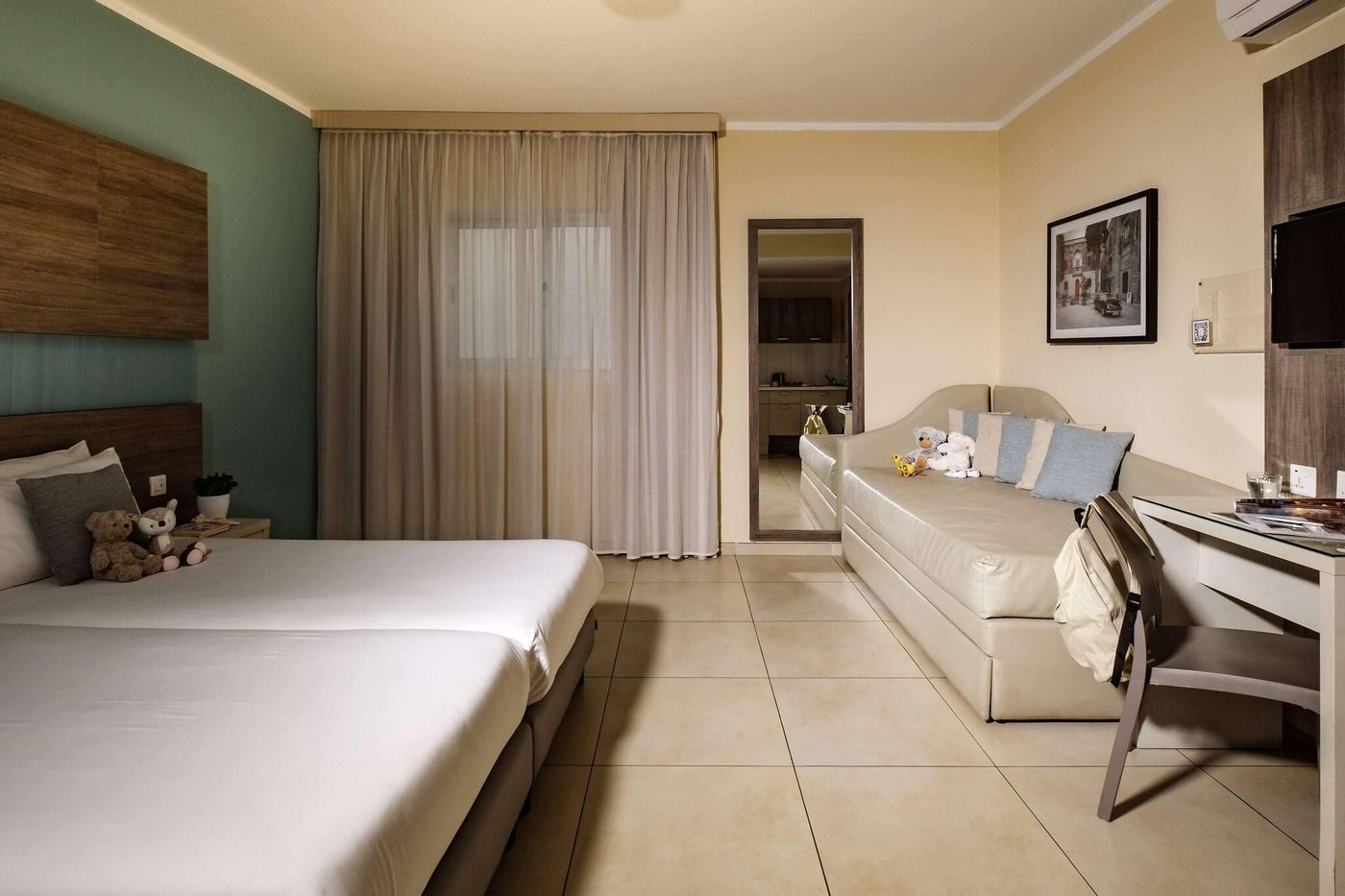 Hotel-115-The-Strand-Hotel-and-Suites-Room-19