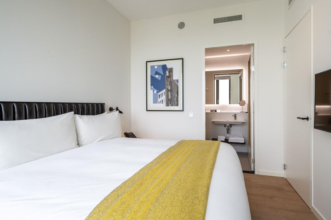 Premier-Suites-Plus-Amsterdam-Room-27