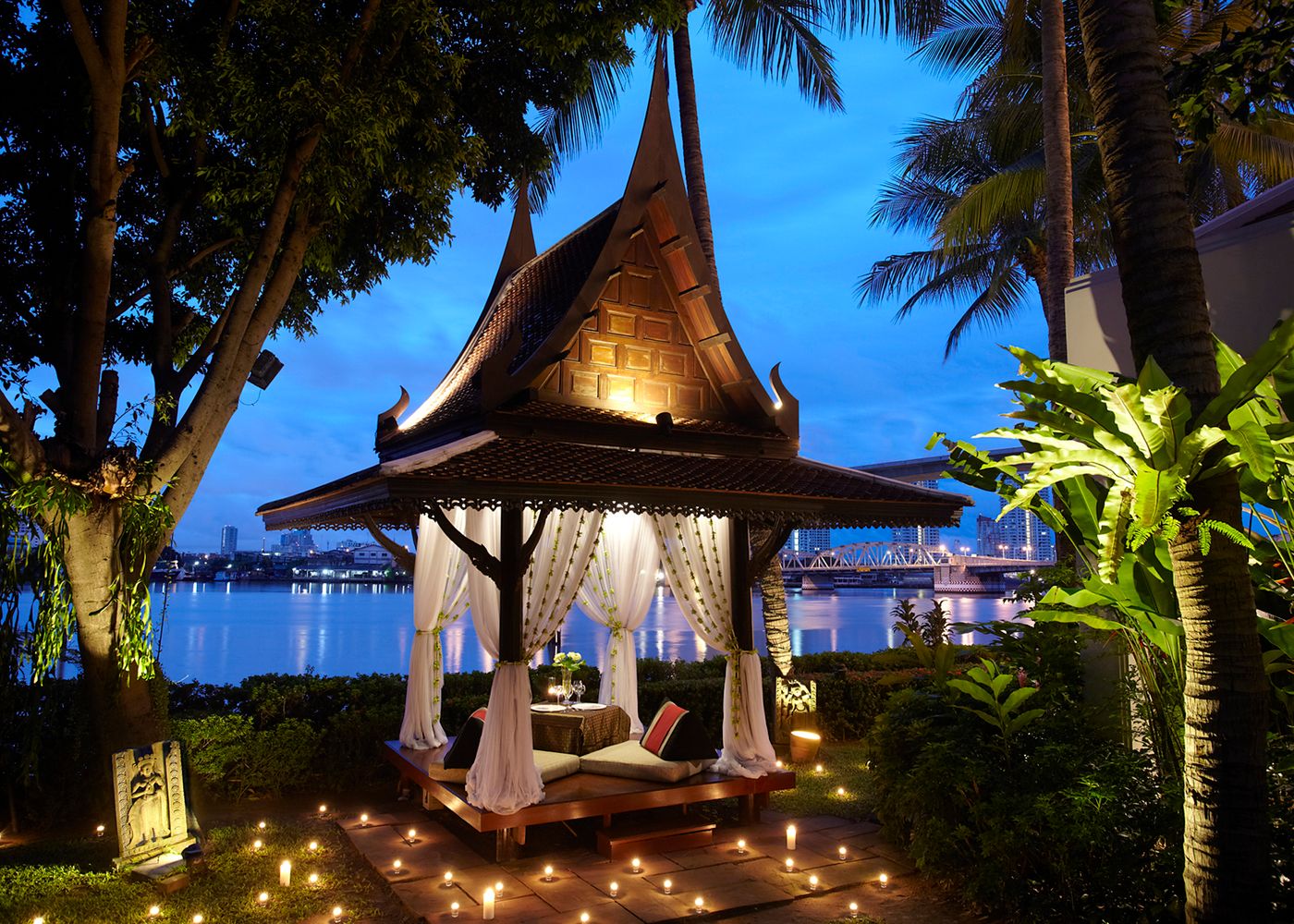 Anantara-Riverside-Bangkok-Restaurant-2