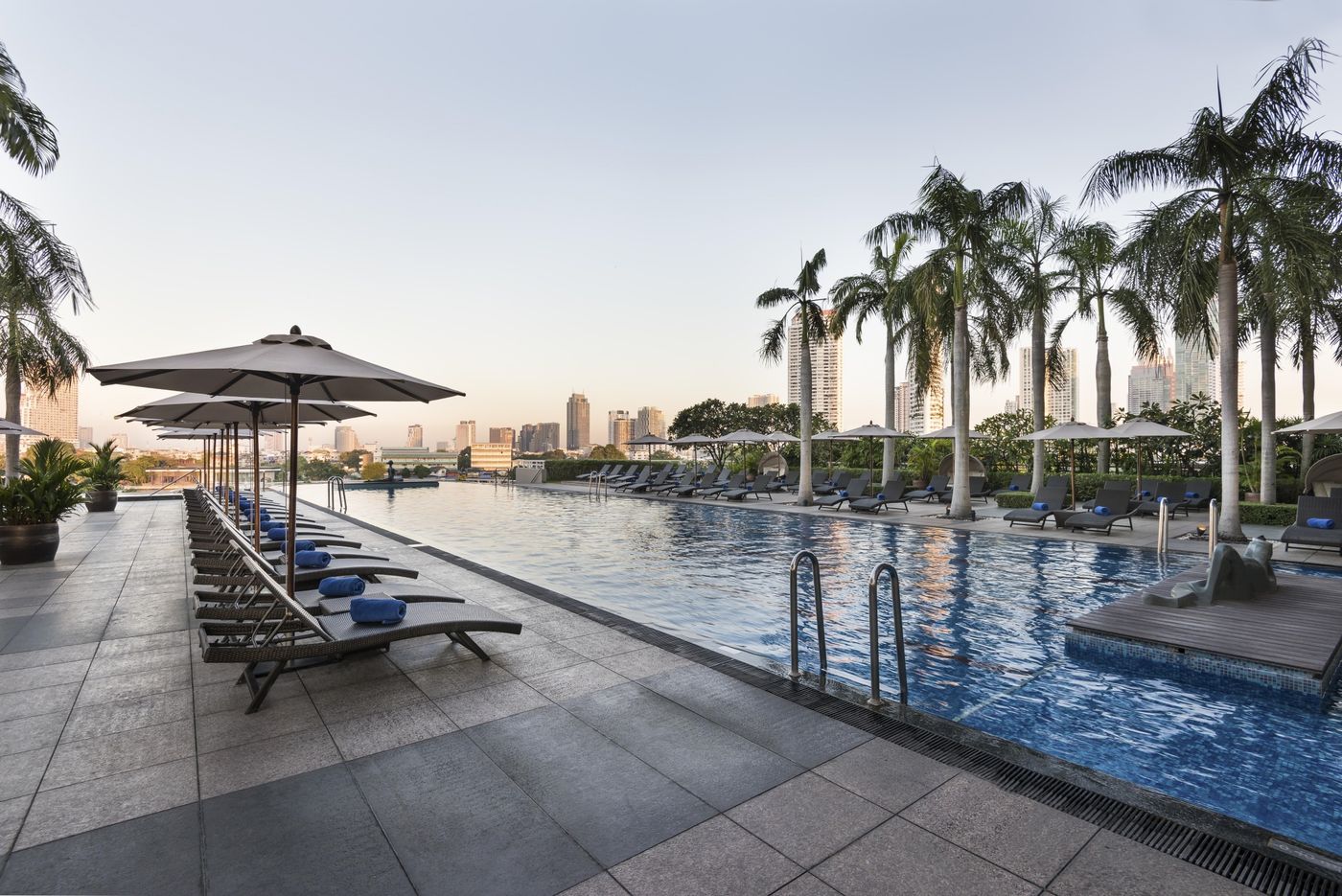 Chatrium-Hotel-Riverside-Bangkok-Pool-98