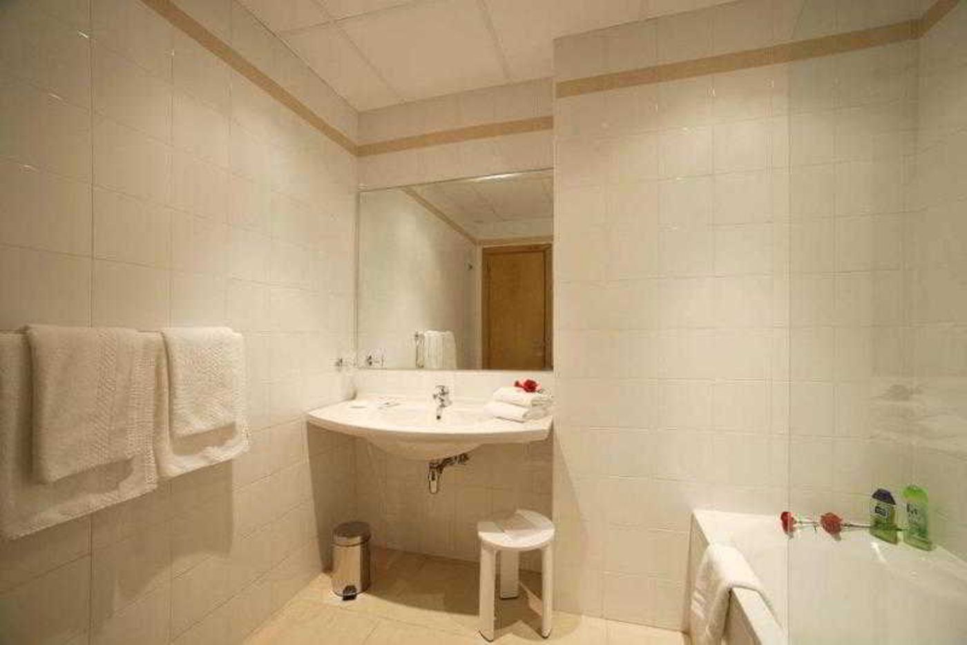 Club-Salina-Warhf-Room-32