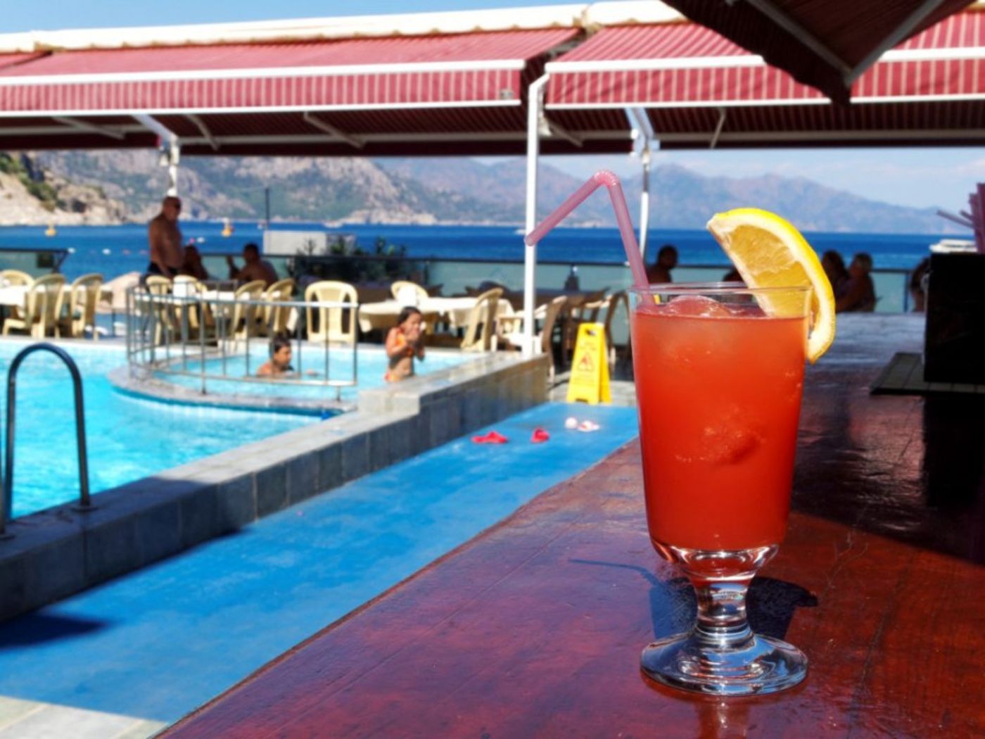 Oz-Can-Hotel---Family-Suites-Bar-10