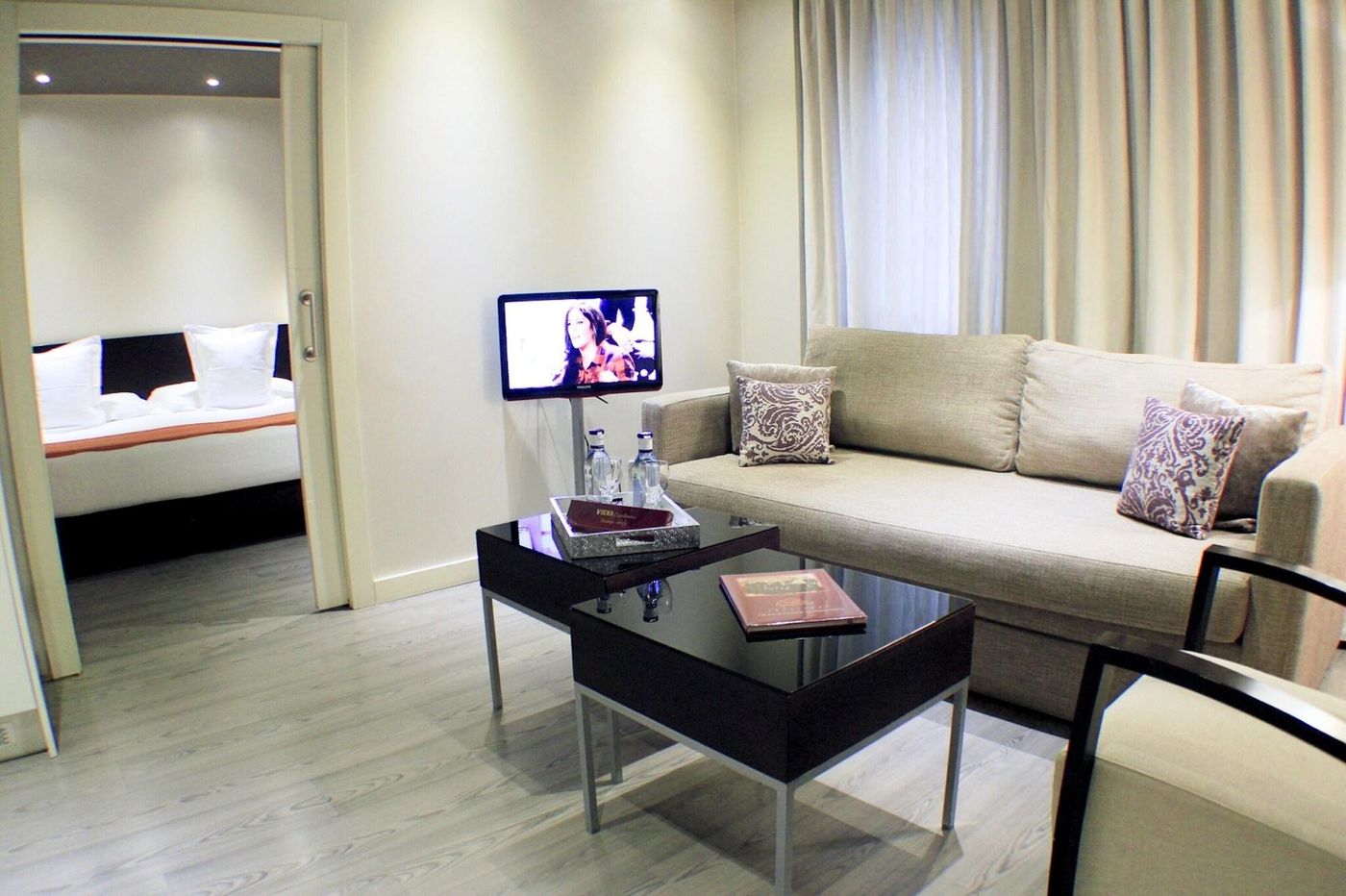 Suites-Viena-Plaza-de-Espa----a-Room-5