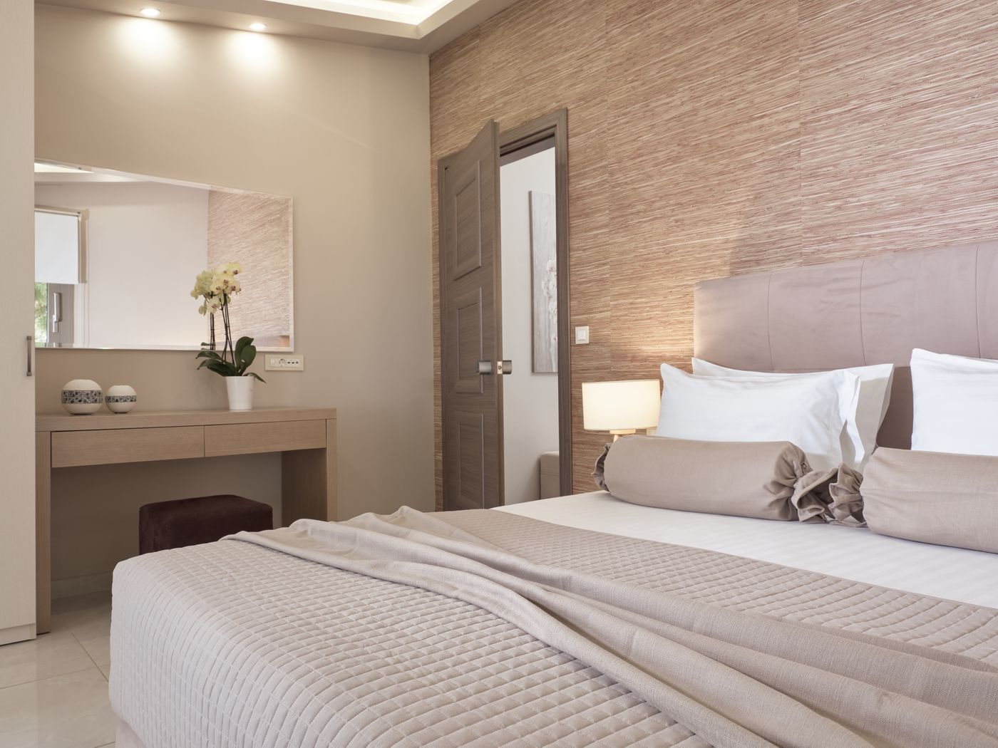 Koukounaria Hotel & Suites