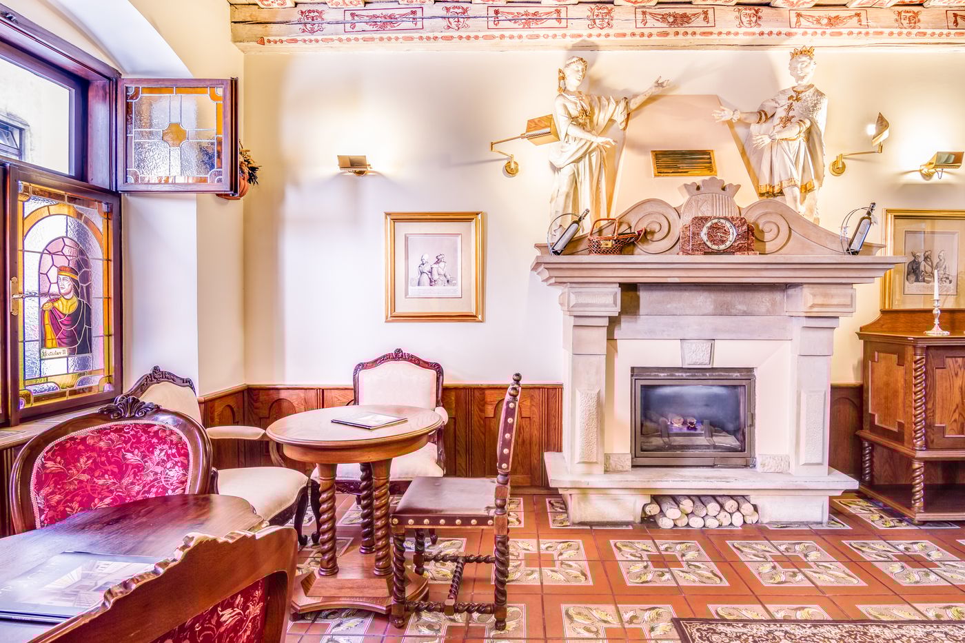 The-King-Charles-General-view-8