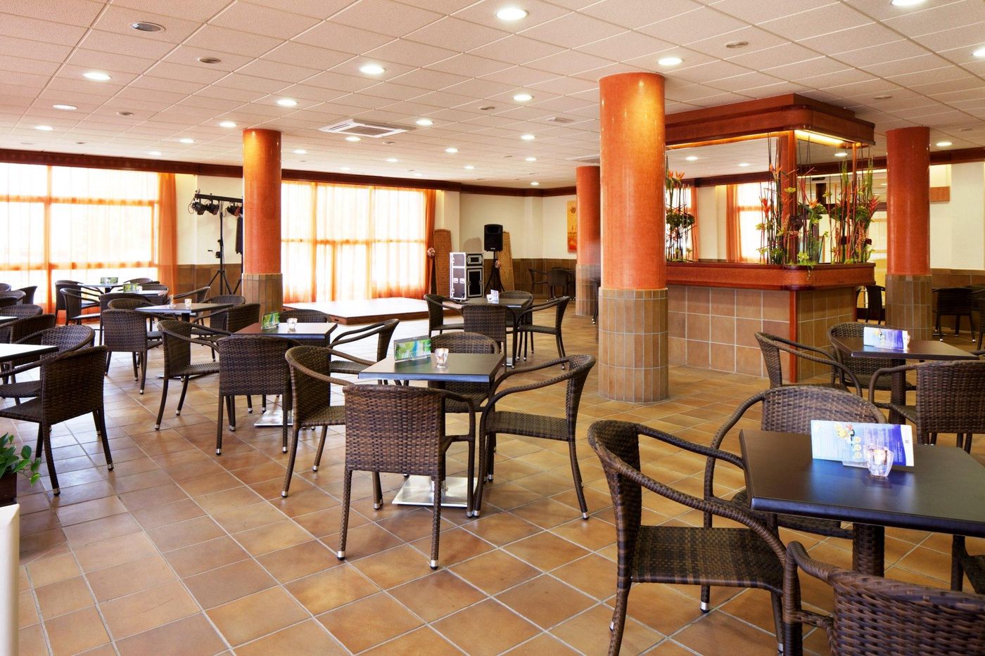 htop-Royal-Sun-Suites-Bar-19