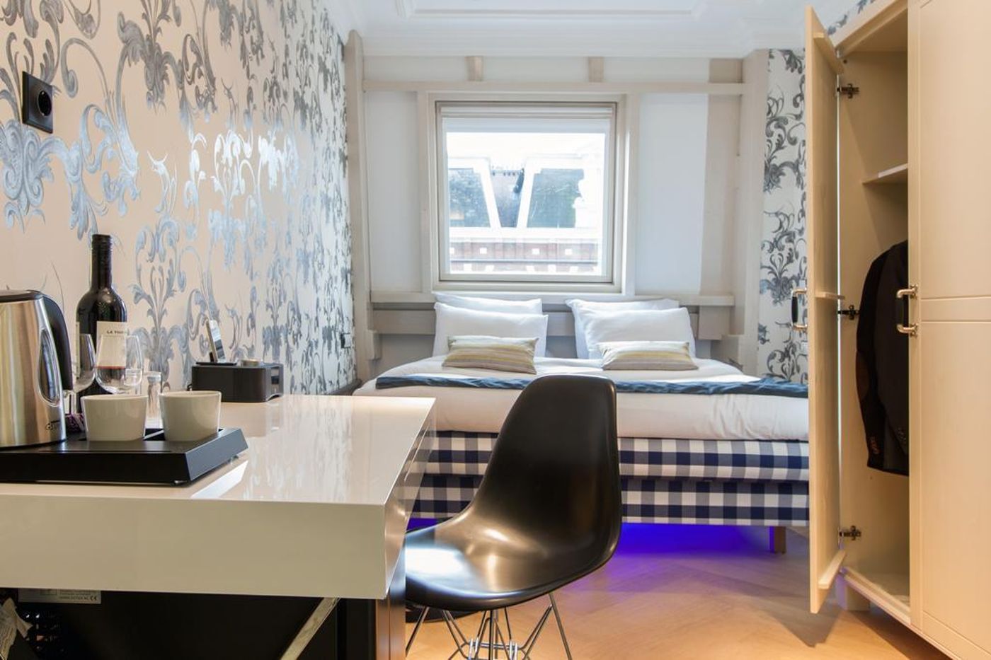 Amsterdam-Canal-Hotel-Room-21