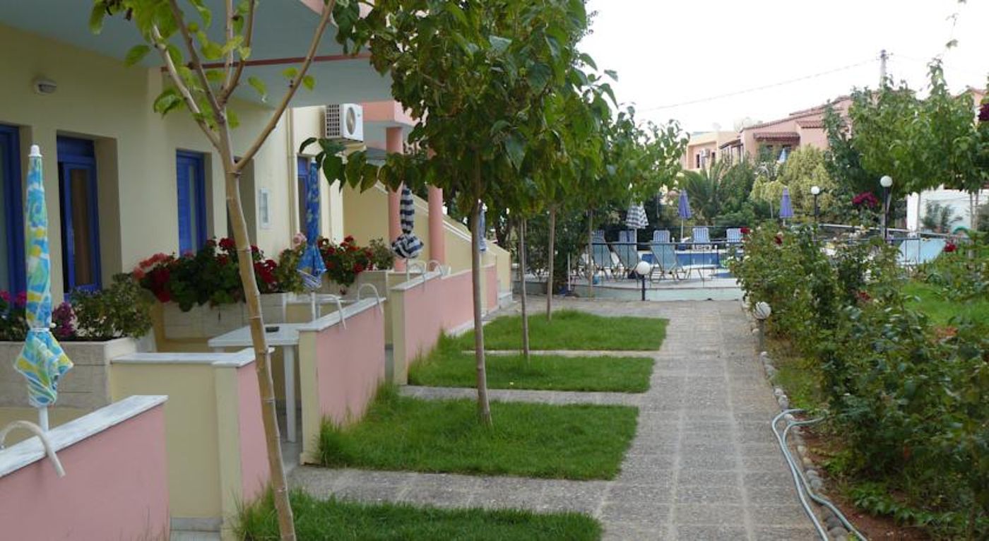 Leonidas Studios & Apartments