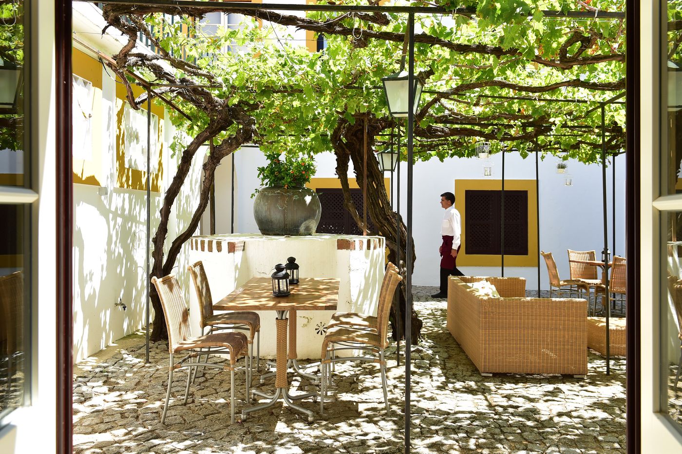 Pousada-Convento-de-Evora-Terrace-25