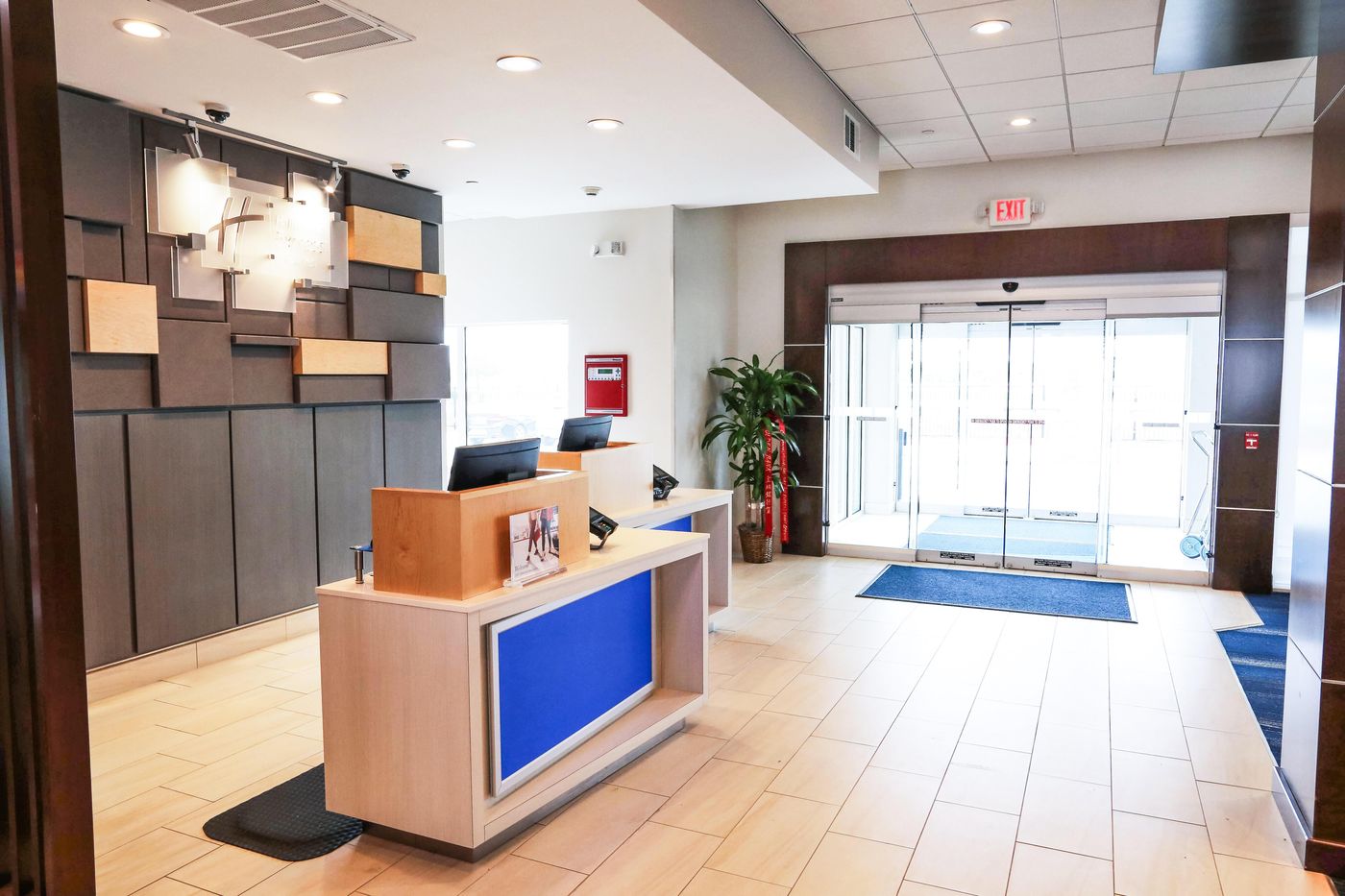 Holiday Inn Express & Suites Houston IAH Beltway 8-United States-HOUSTON-Lobby-9