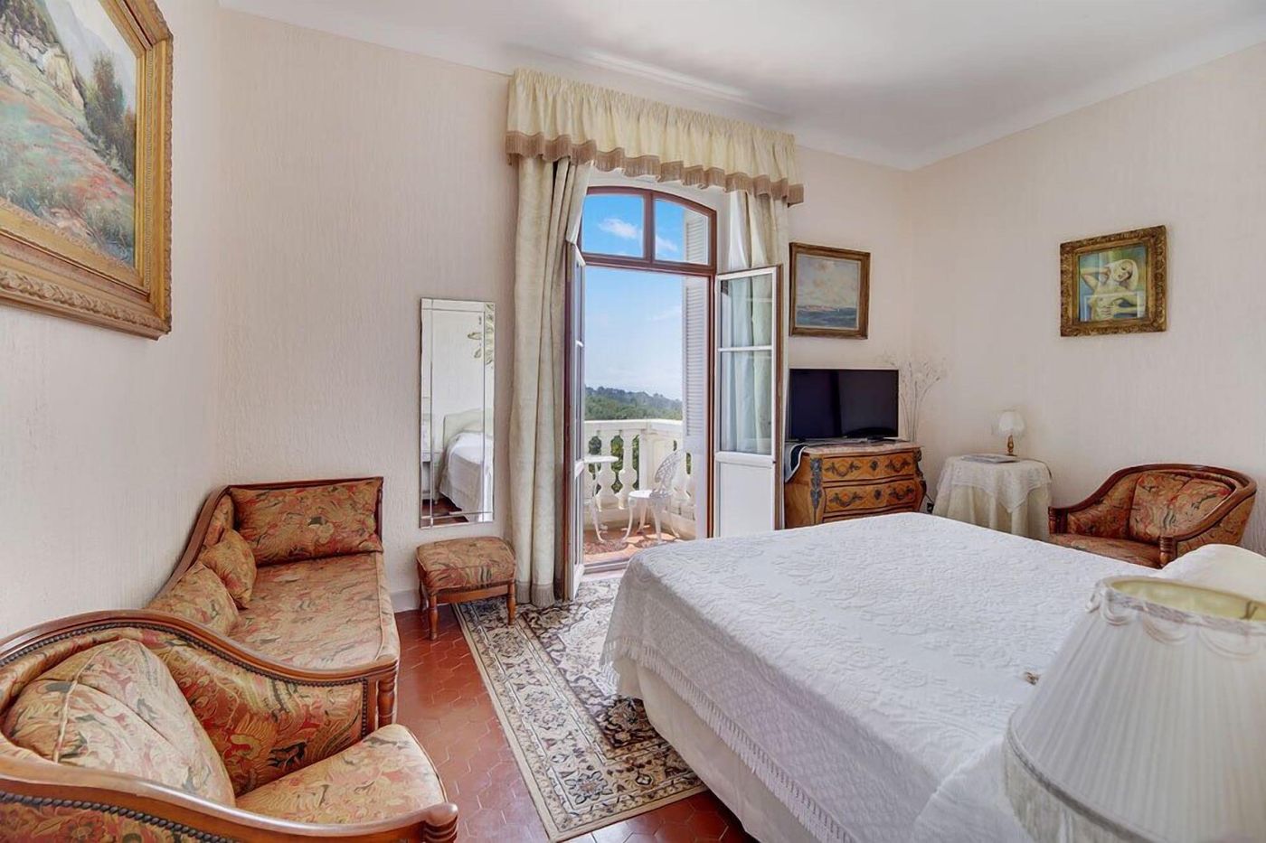 Chateau-de-Mei-Lese-Room-47