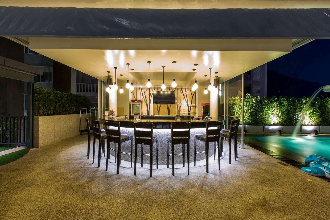 Ramada-By-Wyndham-Phuket-Deevana-Bar-23