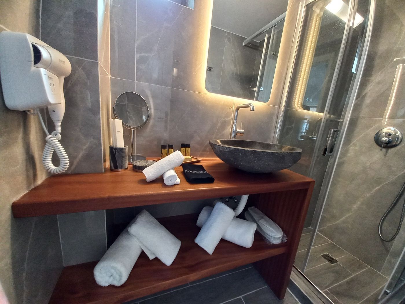 En-Plo-Boutique-Suites---Oia-Santorini-Room-50