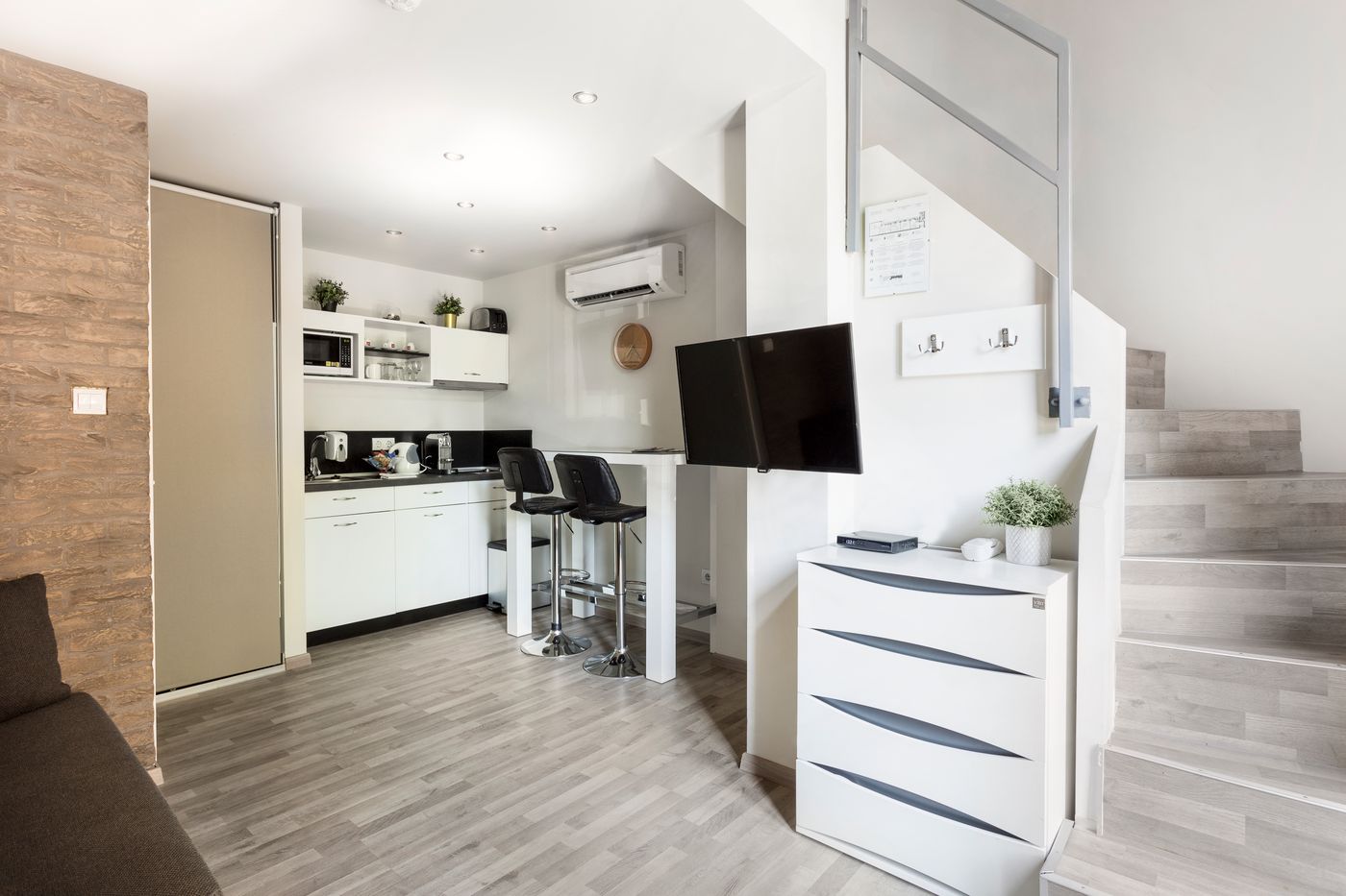 Hotel-Mika-Downtown-Room-6