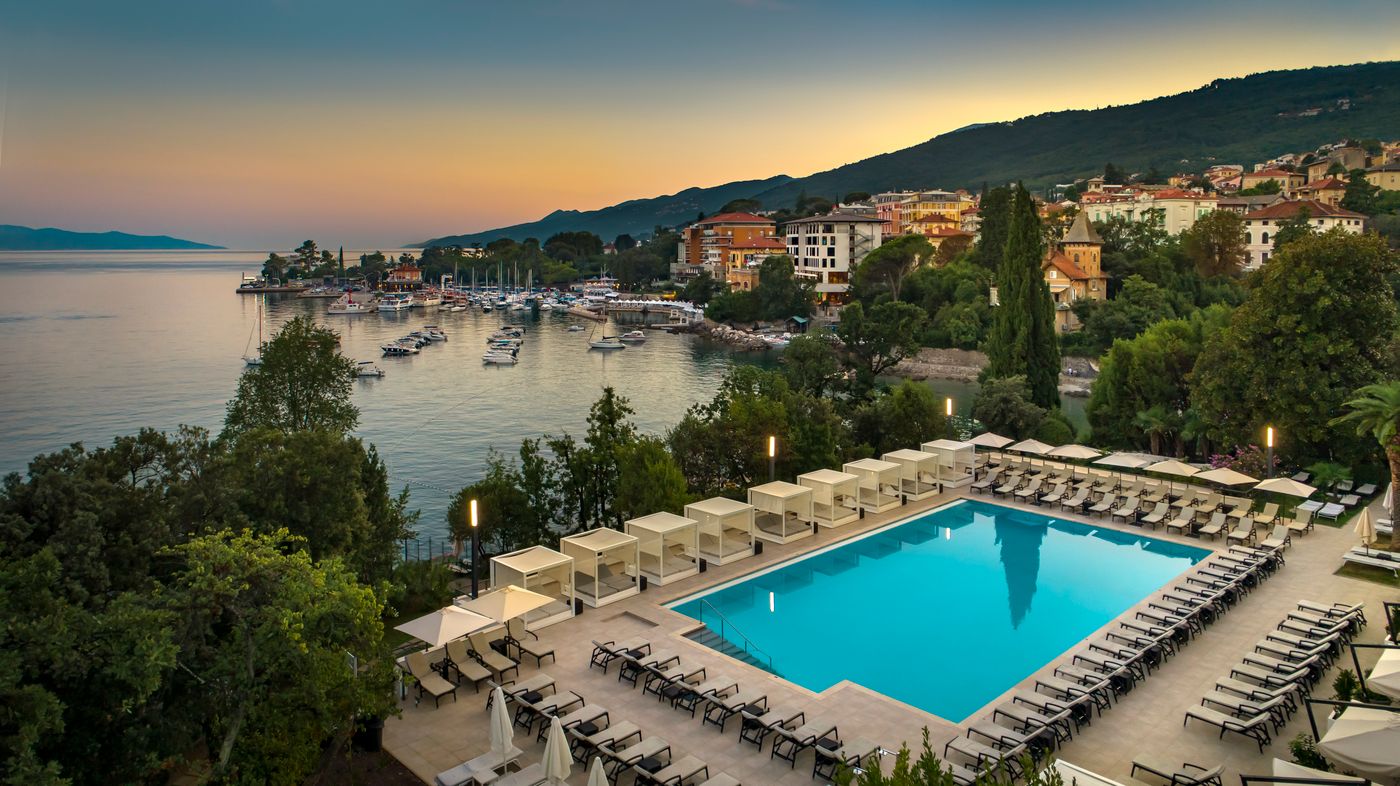 Remisens-Premium-Hotel-Ambasador-Pool-5