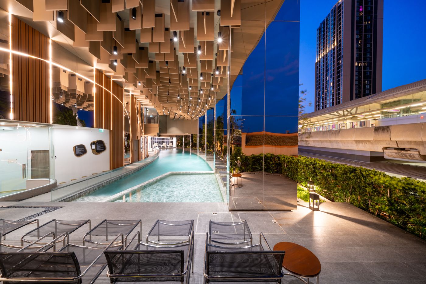 Oakwood-Suites-Tiwanon-Bangkok-Pool-1