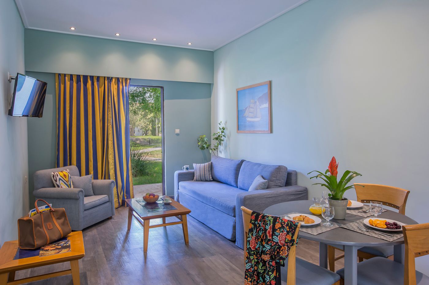 Golden-Coast-Hotel-and-Bungalows-Room-9