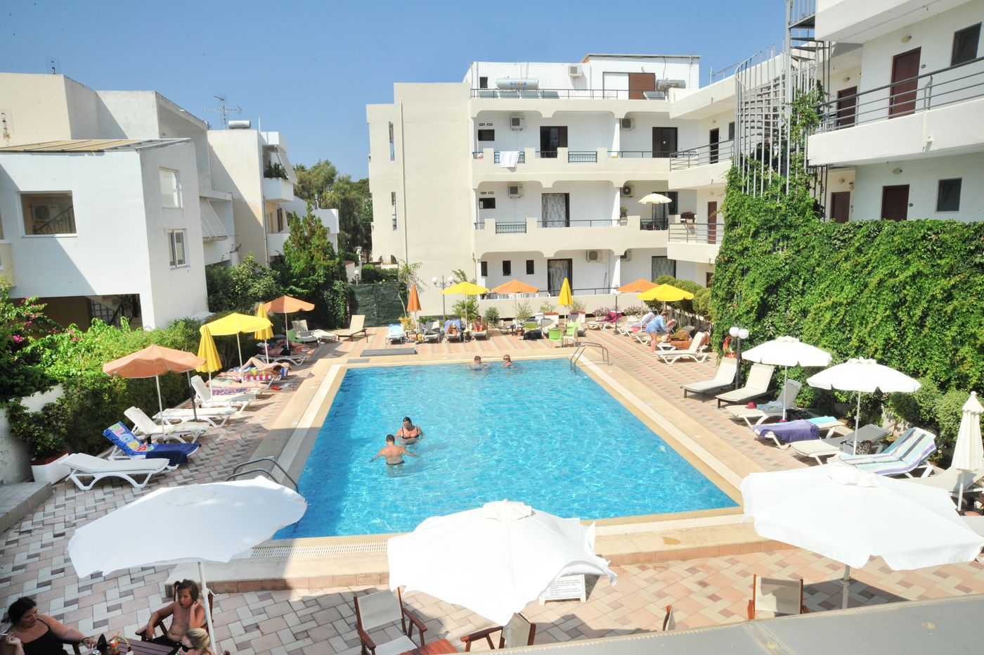Santa-Marina-Hotel-Apartaments-Pool-4