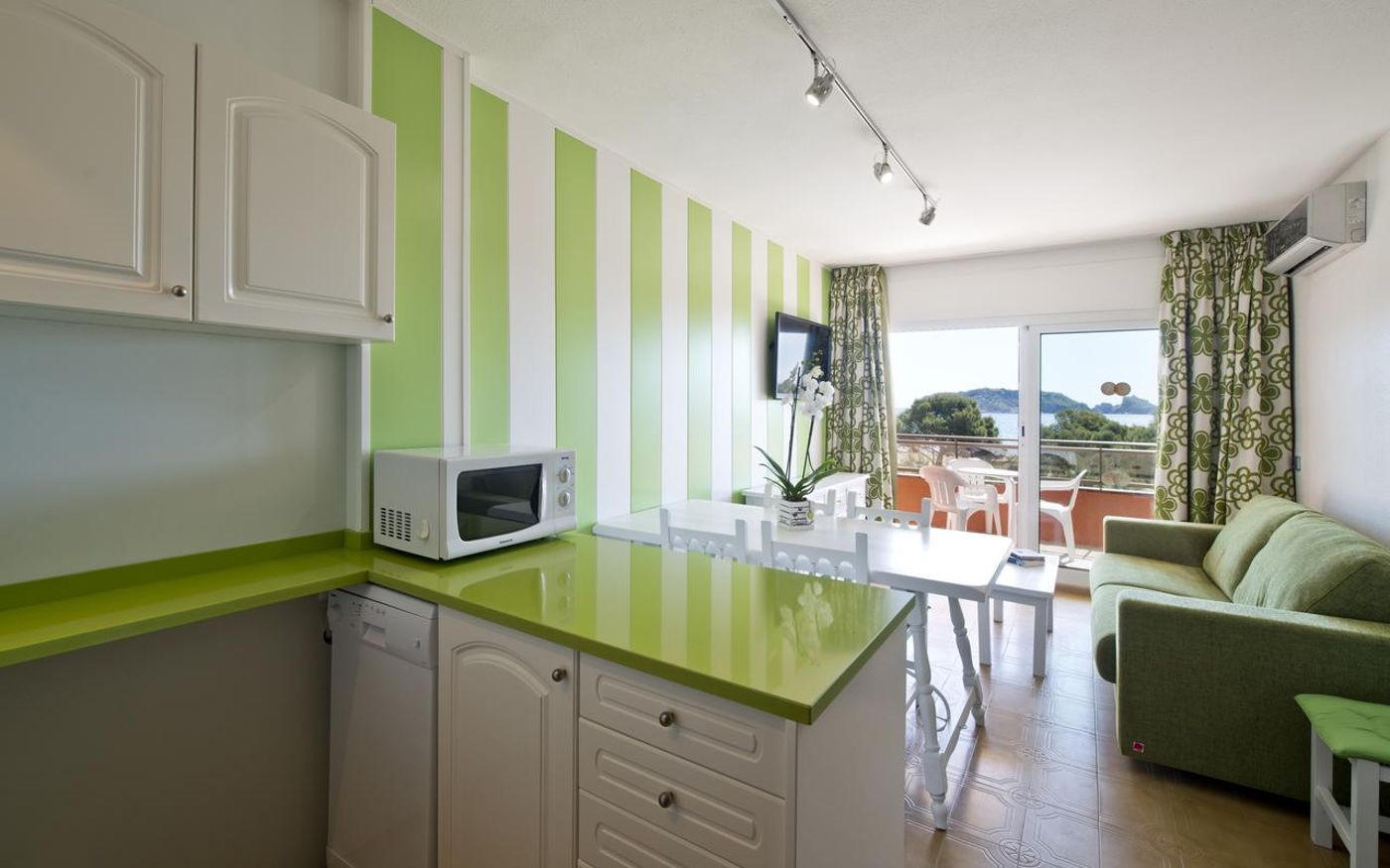 Salles-Beach-Apartments-Room-13