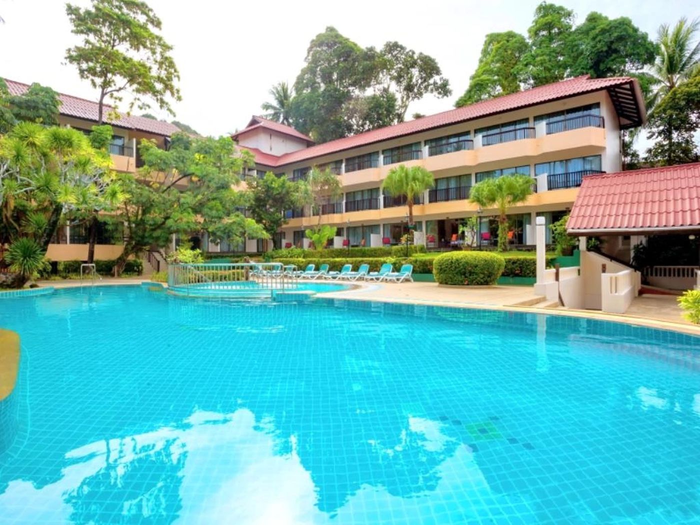 Patong-Lodge-Hotel-Pool-7