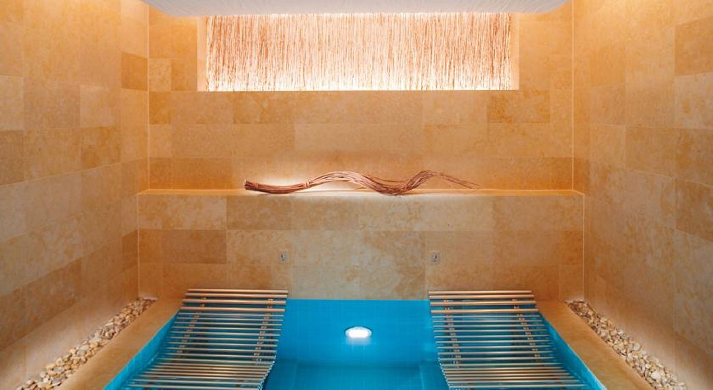 The-Landmark-Mandarin-Oriental--Hong-Kong-Pool-20