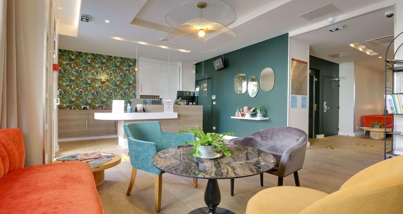 Comfort-Hotel-Lamarck-Lobby-2