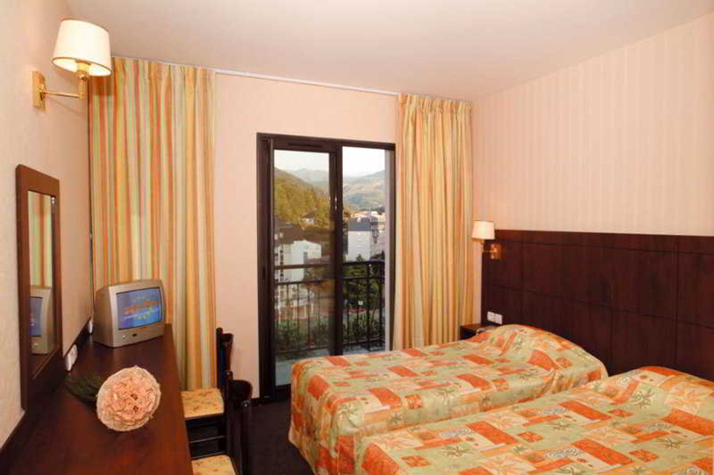 Gloria & Avenue-France-LOURDES-Room-9