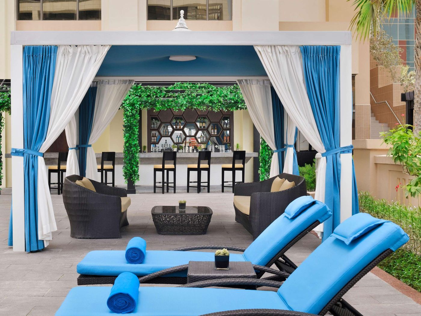 Movenpick-Jumeirah-Beach-Bar-11