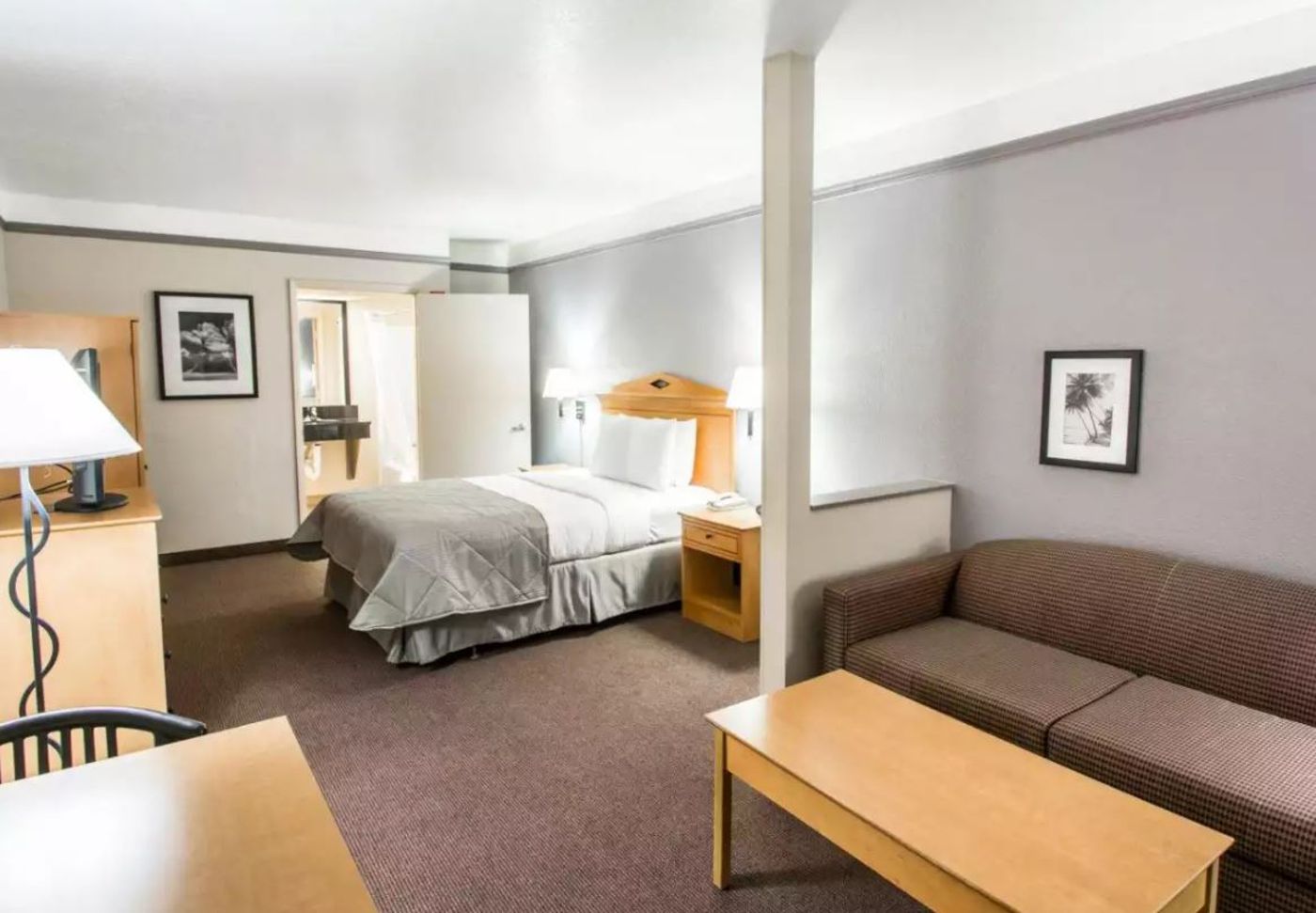 Clarion Suites Maingate