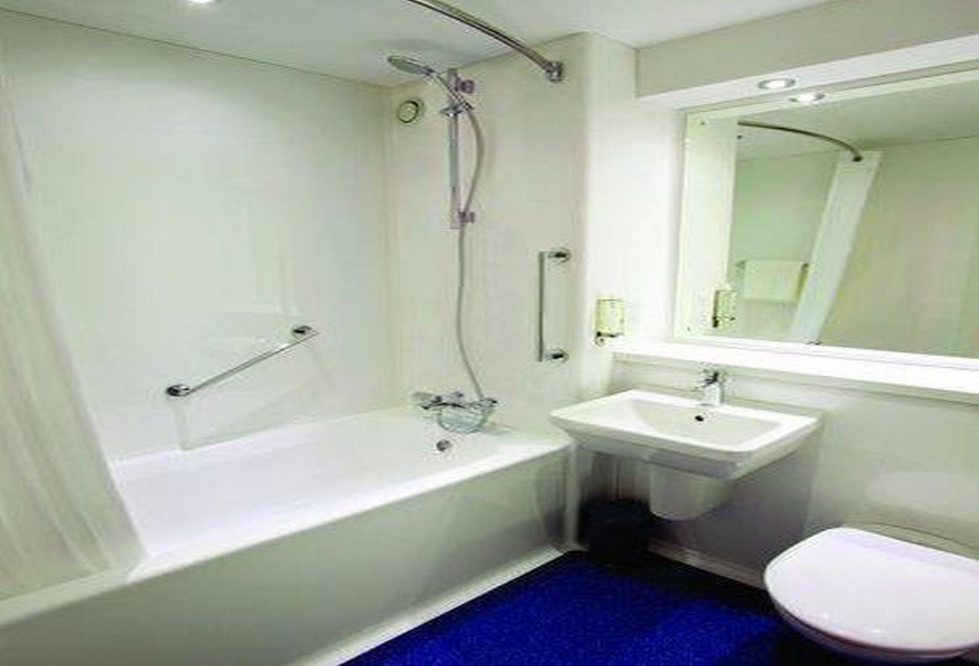 Travelodge Manchester Salford Quays-United Kingdom-MANCHESTER-Room-9