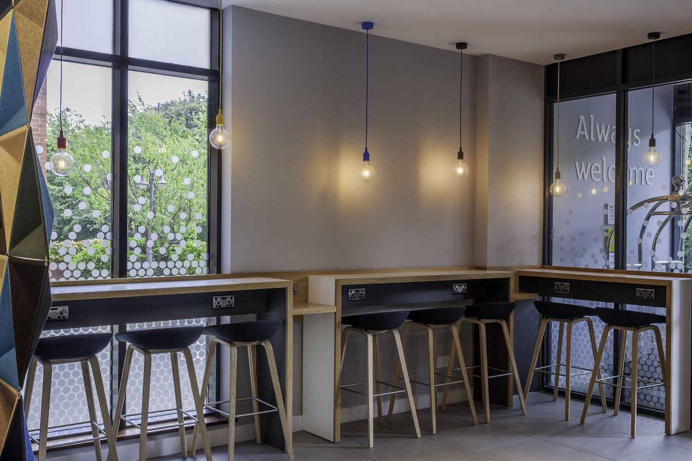 Holiday-Inn-Express-Hotel-Dublin-Airport-Lobby-18