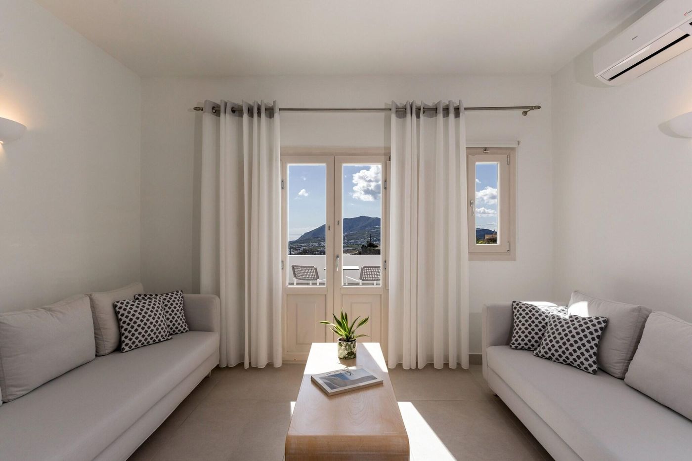 Santorini-Palace-Room-18