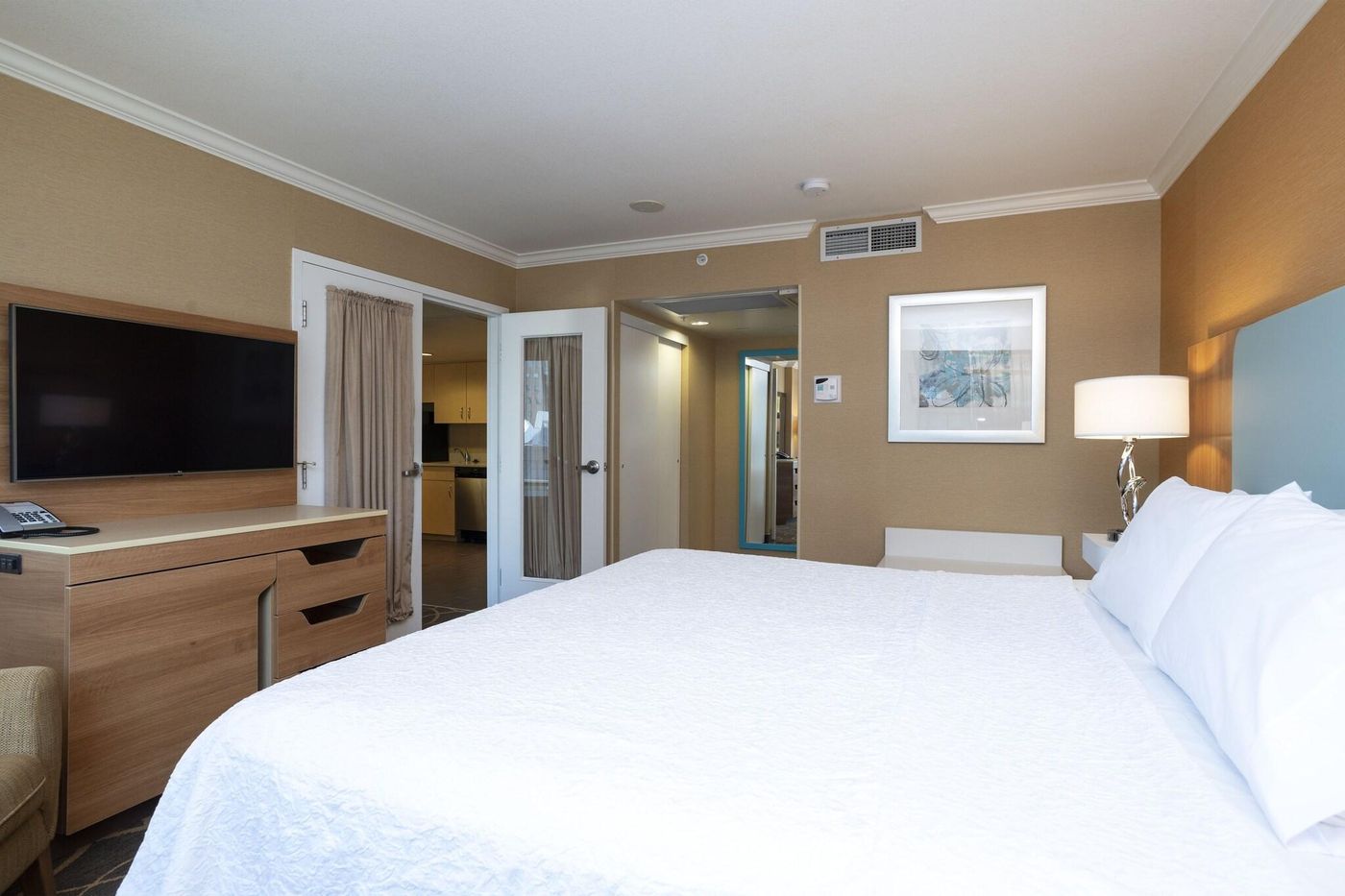 Hampton-Inn---Suites-By-Hilton-Vancouver-Downtown-Room-28