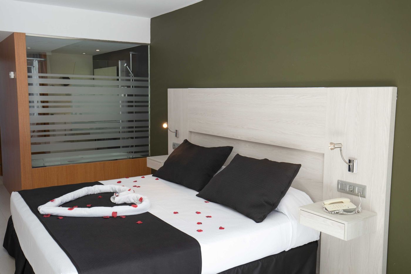 R2 Romantic Fantasia Dreams & Suites Hotel