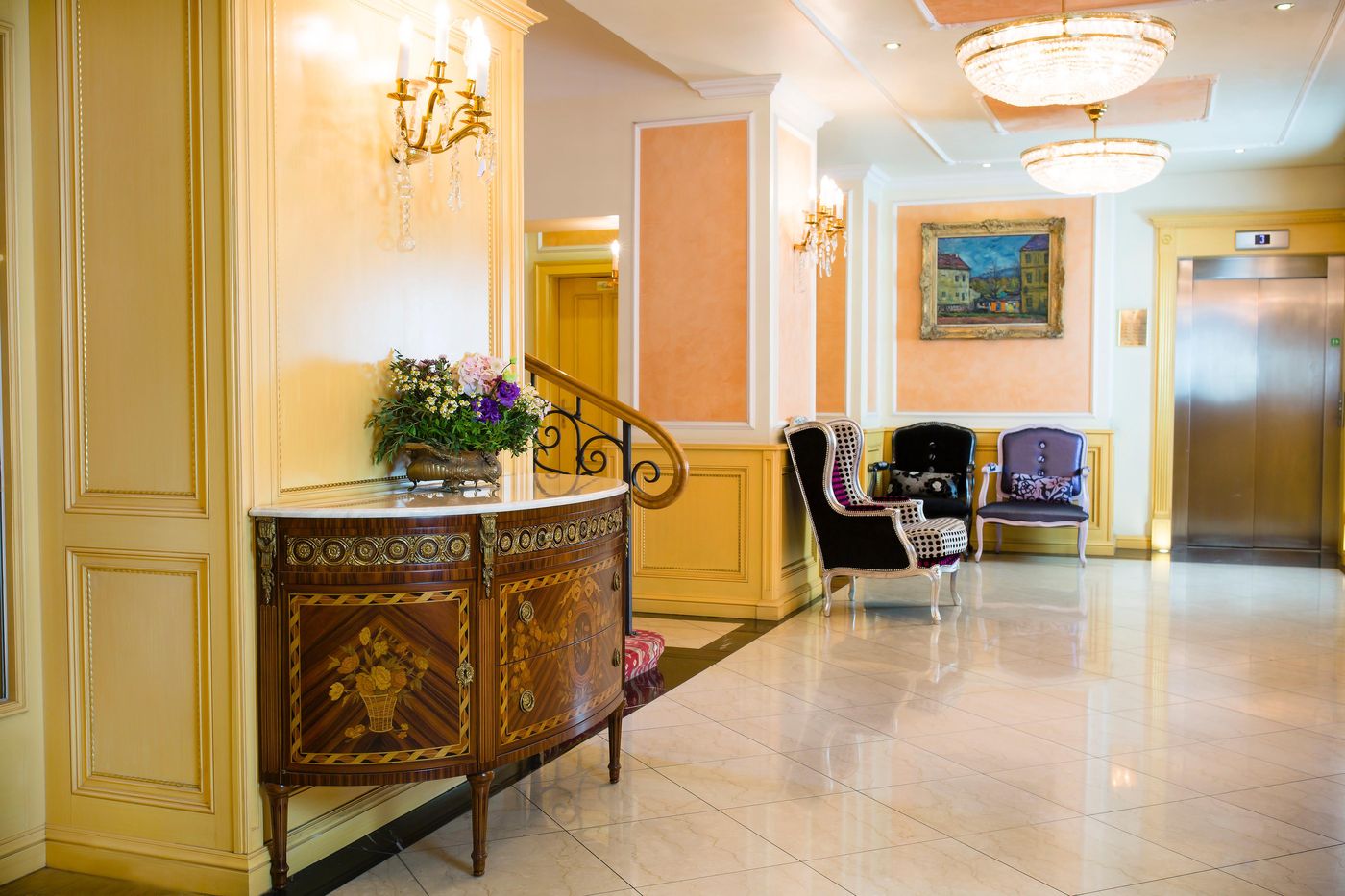 Luxury-Family-Hotel-Royal-Palace-Lobby-1