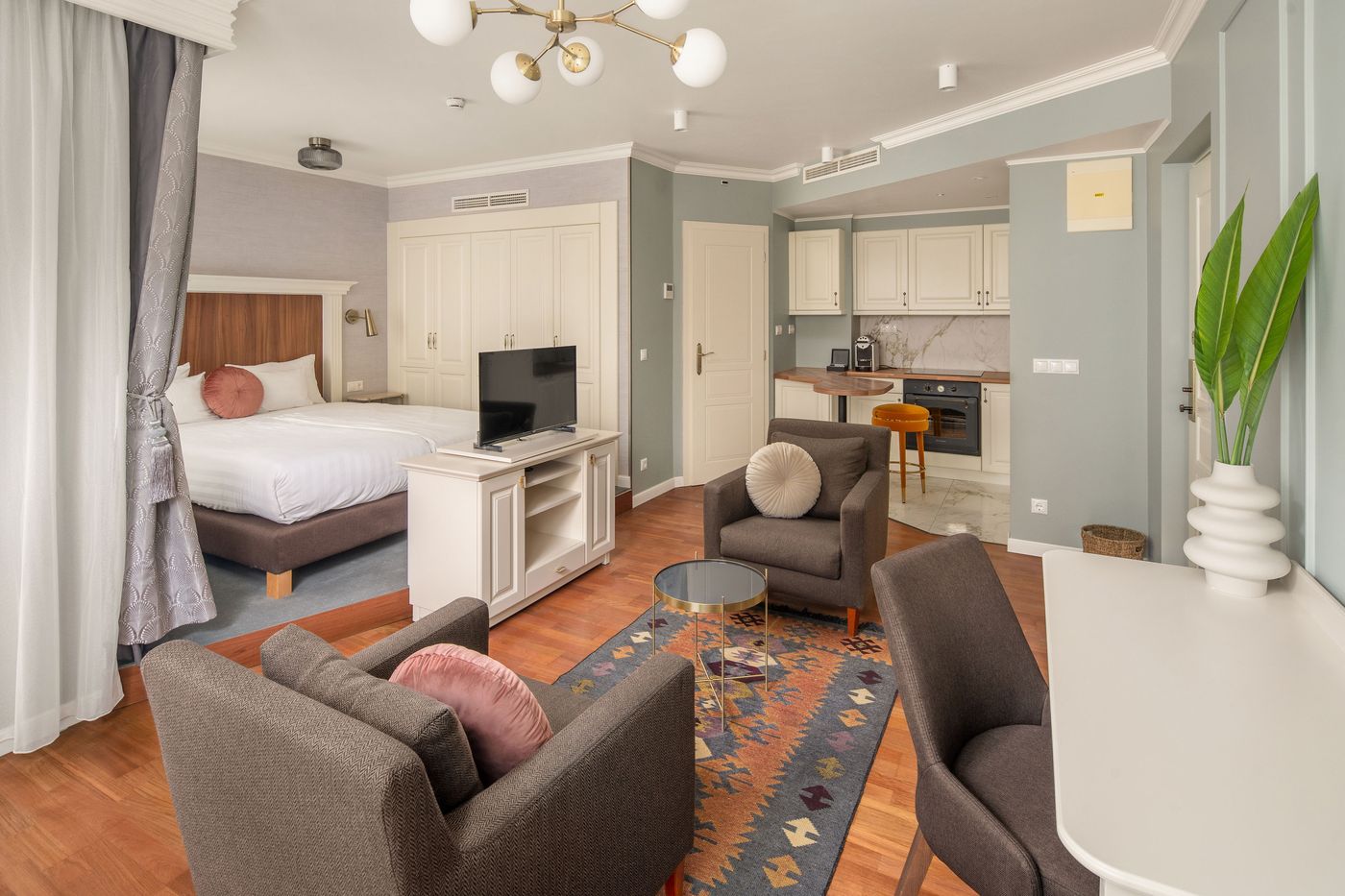 Queen-s-Court-Hotel-and-Residence-Room-22