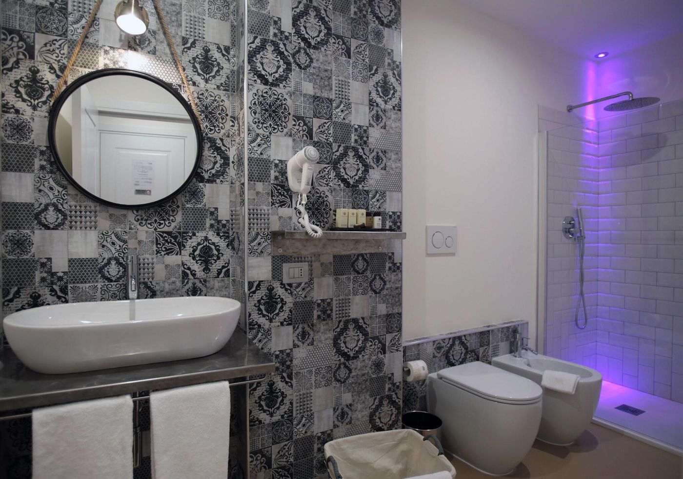 Trevi-Contemporary-Suite-Room-26