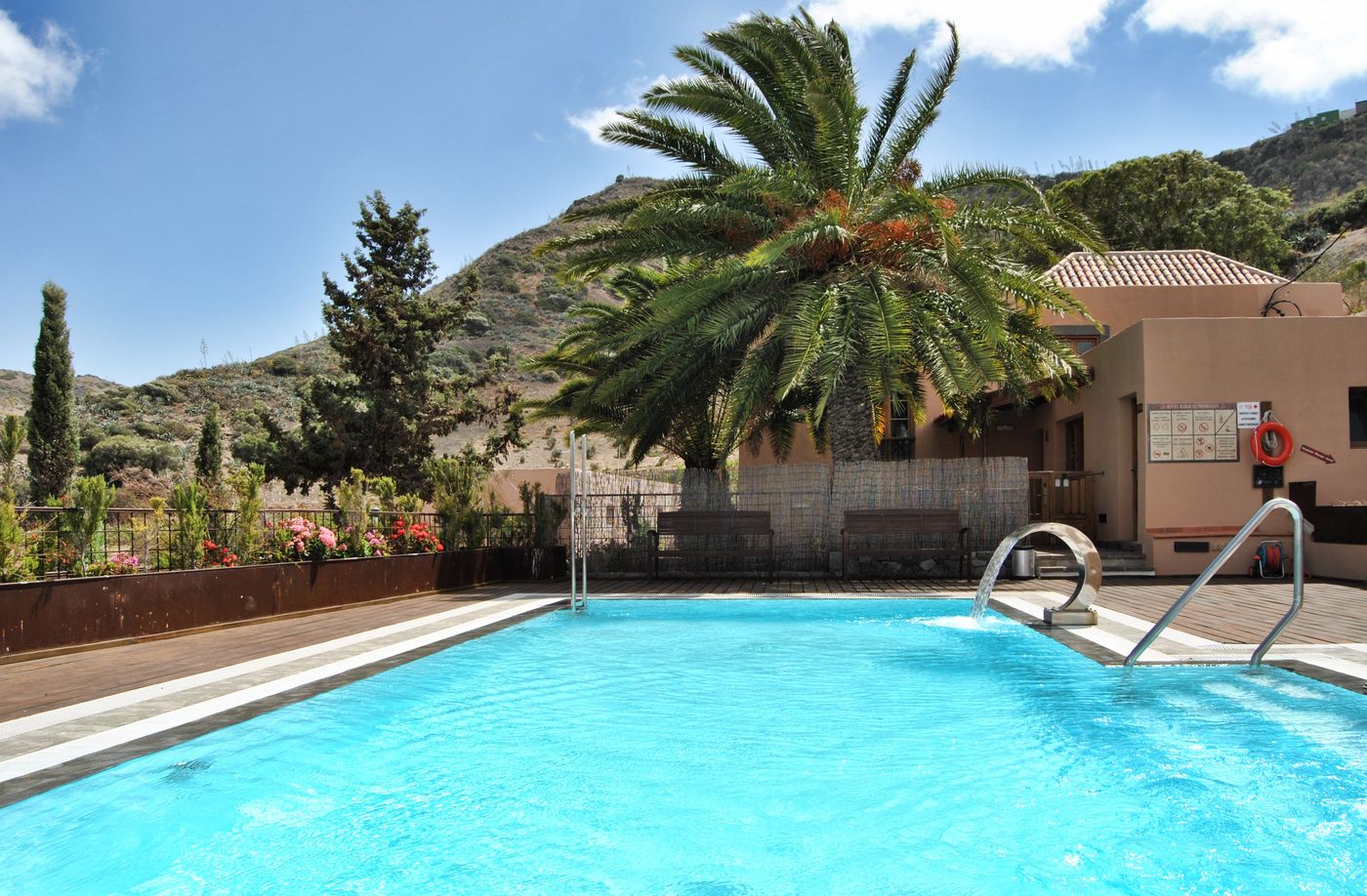 Hotel-Rural-El-Mondalon-Pool-2