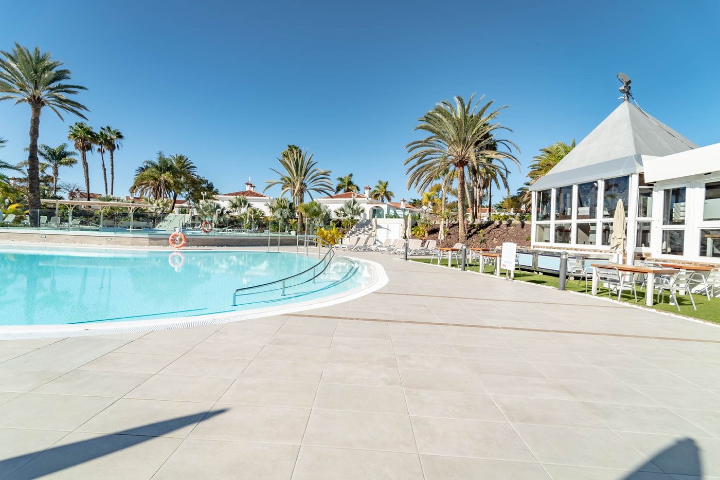 Hotel-LIVVO-Dunagolf-Suites-Pool-10