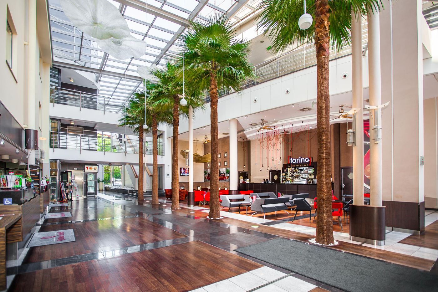 Qubus-Hotel-Krakow-Lobby-4