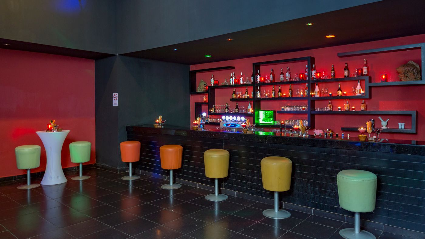 Royal-Dragon-Hotel-Bar-52