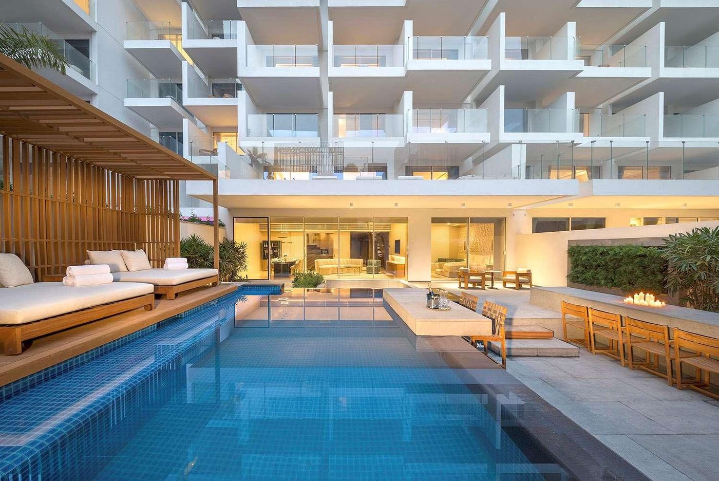 FIVE-Palm-Jumeirah-Dubai-Pool-3