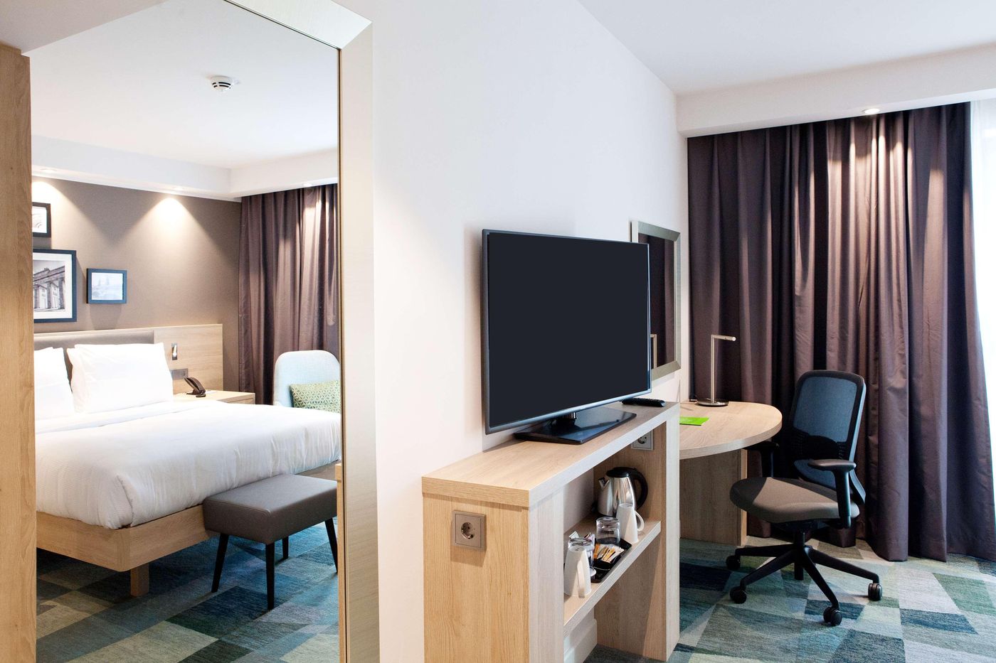 Hampton-by-Hilton-Berlin-City-East-Side-Gallery-Room-7