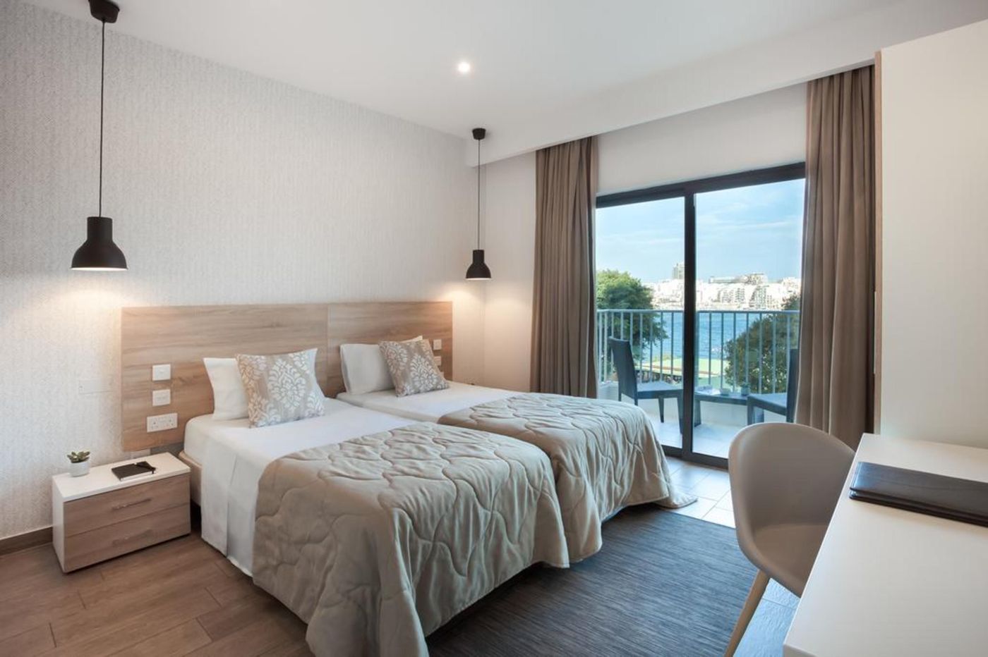 The-Plaza-and-Plaza-Regency-Hotels-Room-15