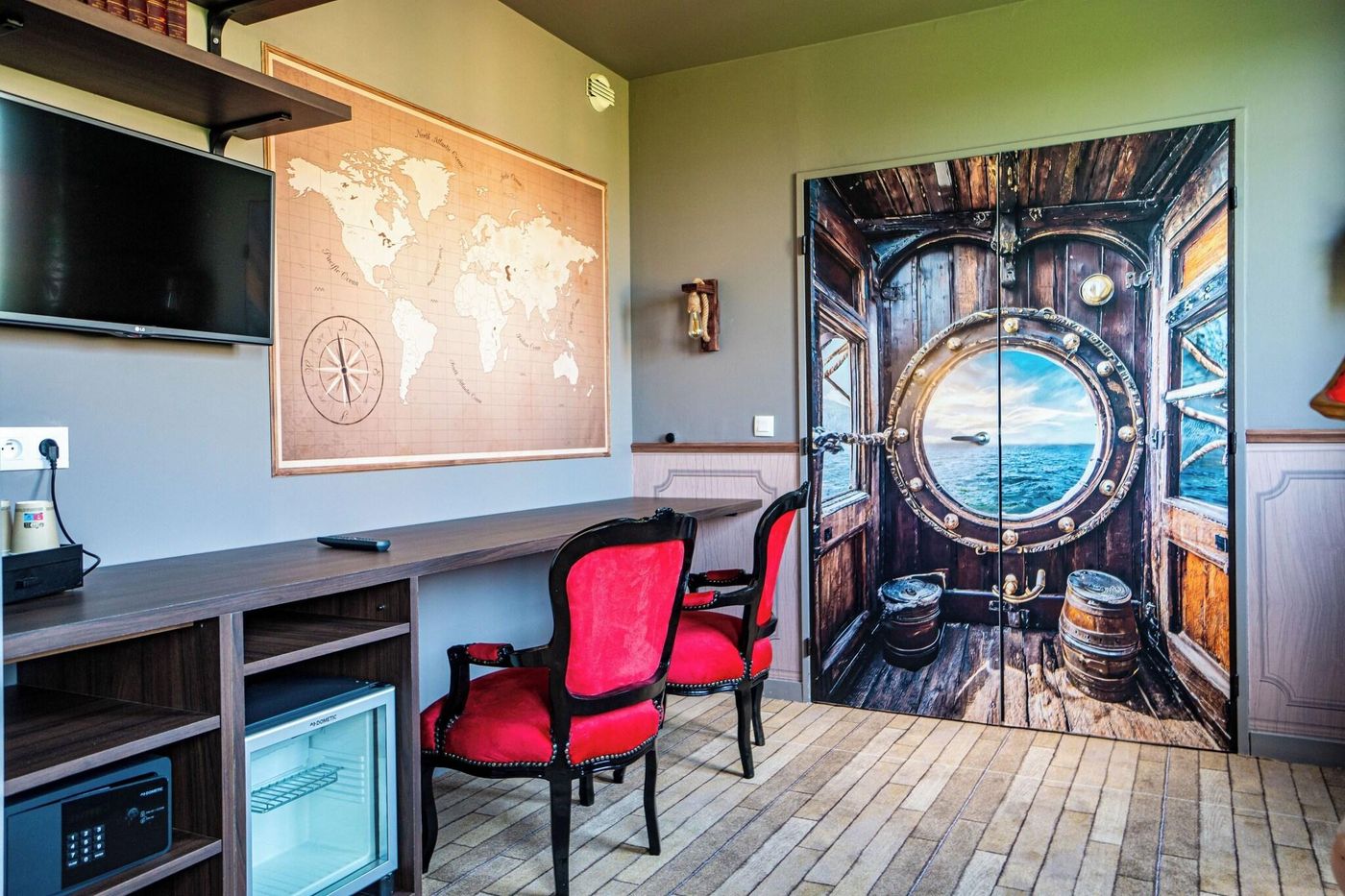 Explorers-Hotel-Room-32