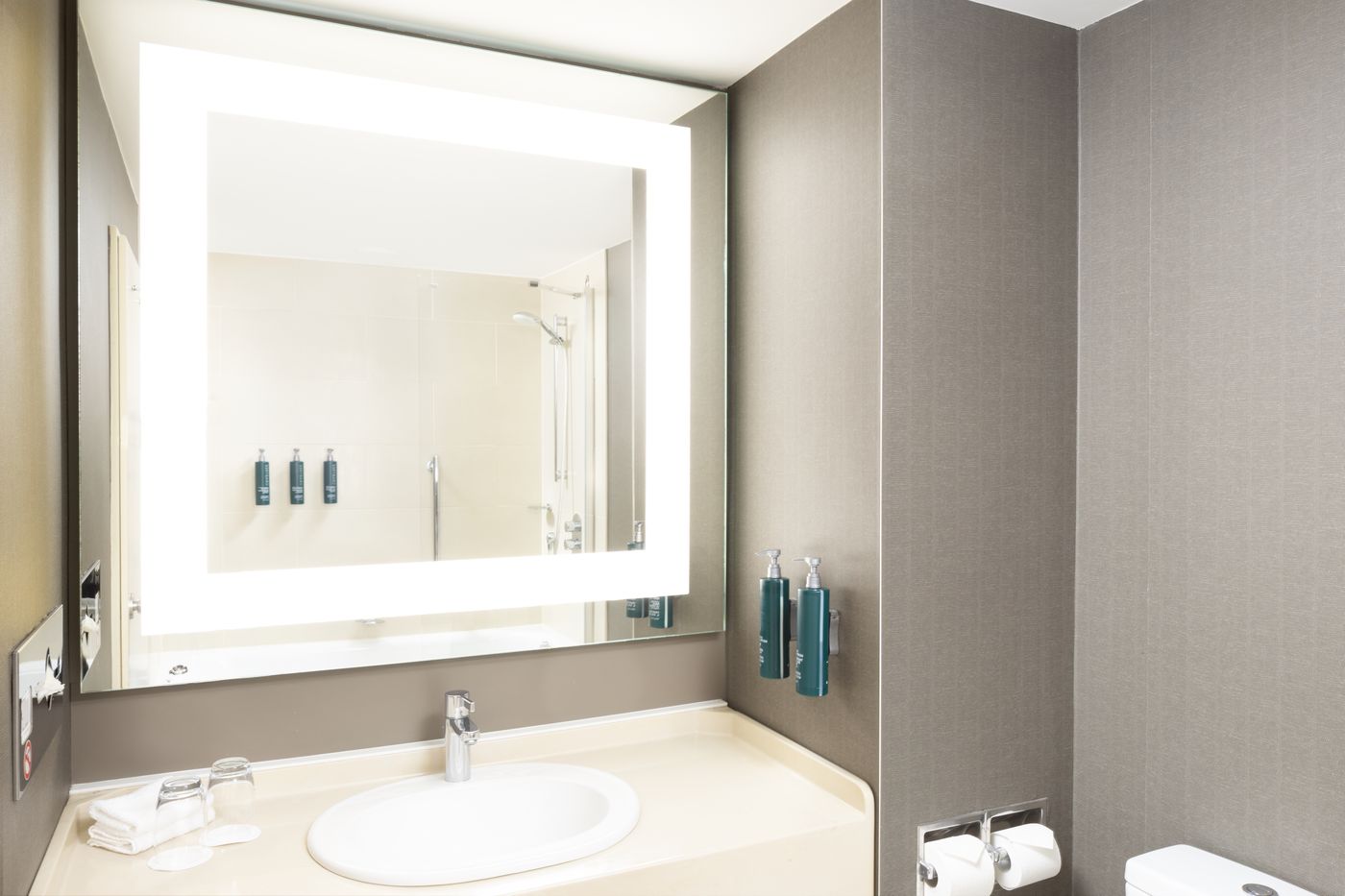 Doubletree-By-Hilton-Luxembourg-Room-33