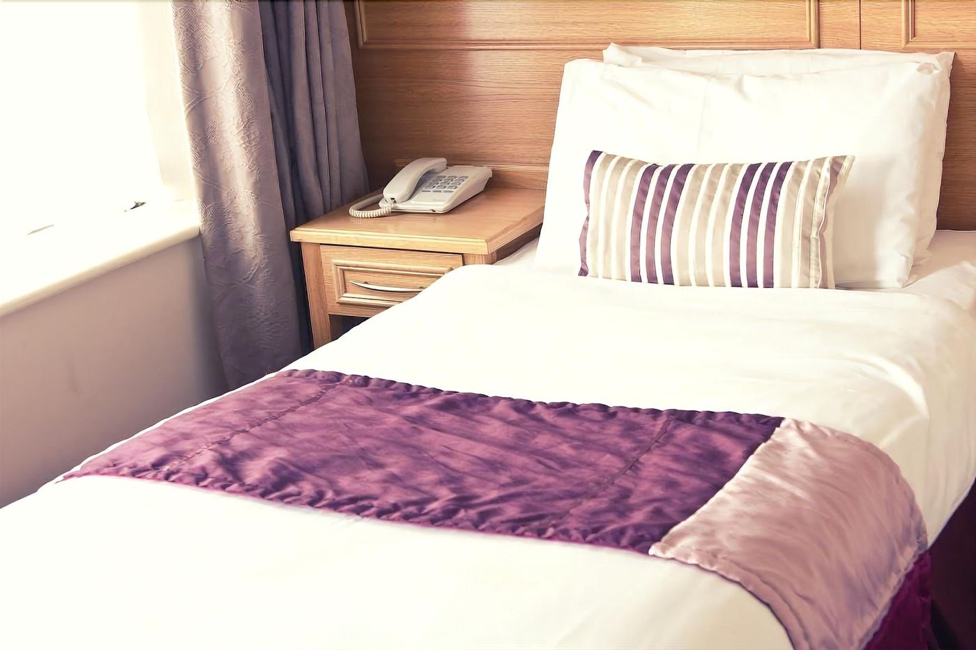 Phoenix-Park-Hotel-Room-7