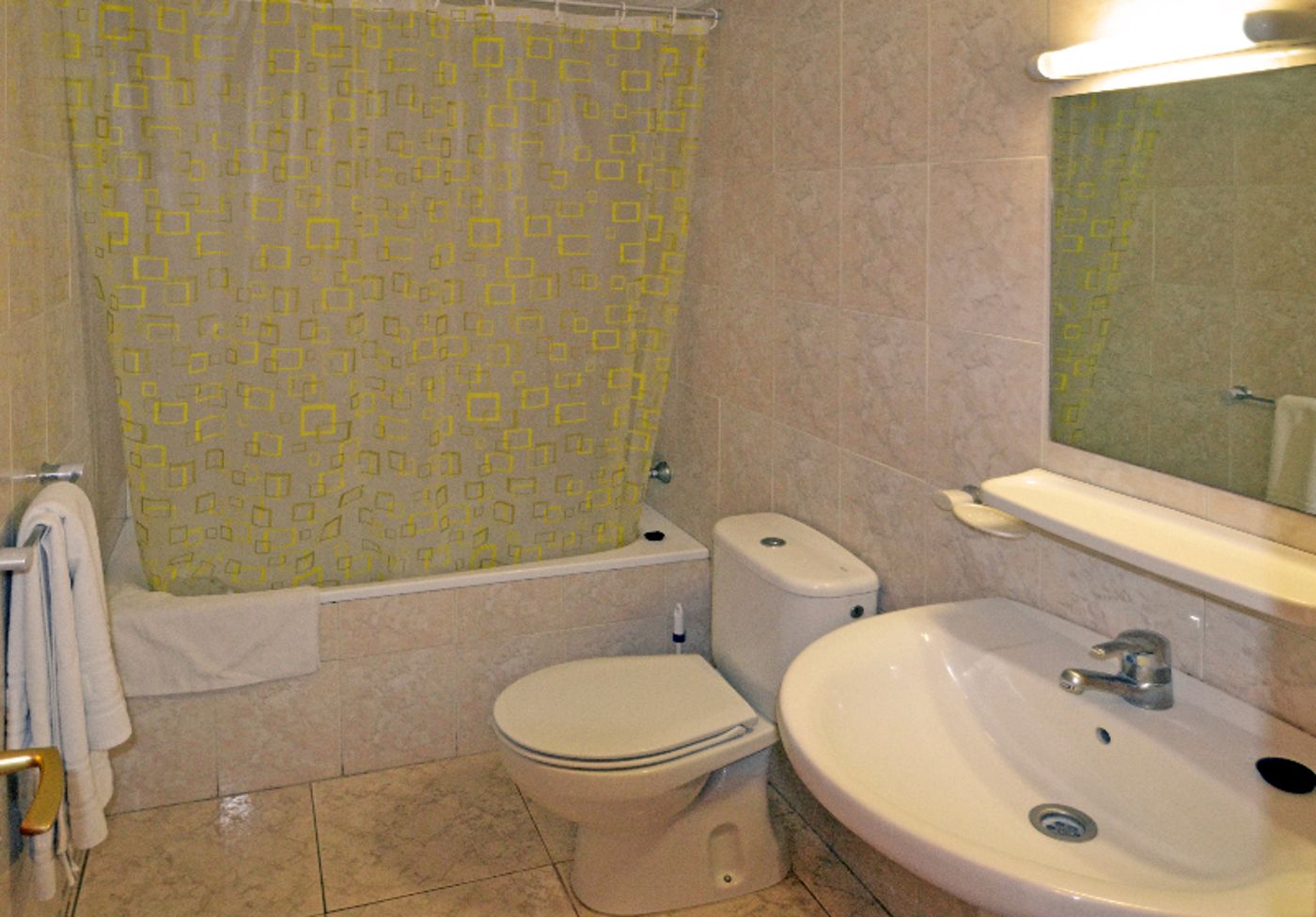 Los-Juncos-I-Room-40