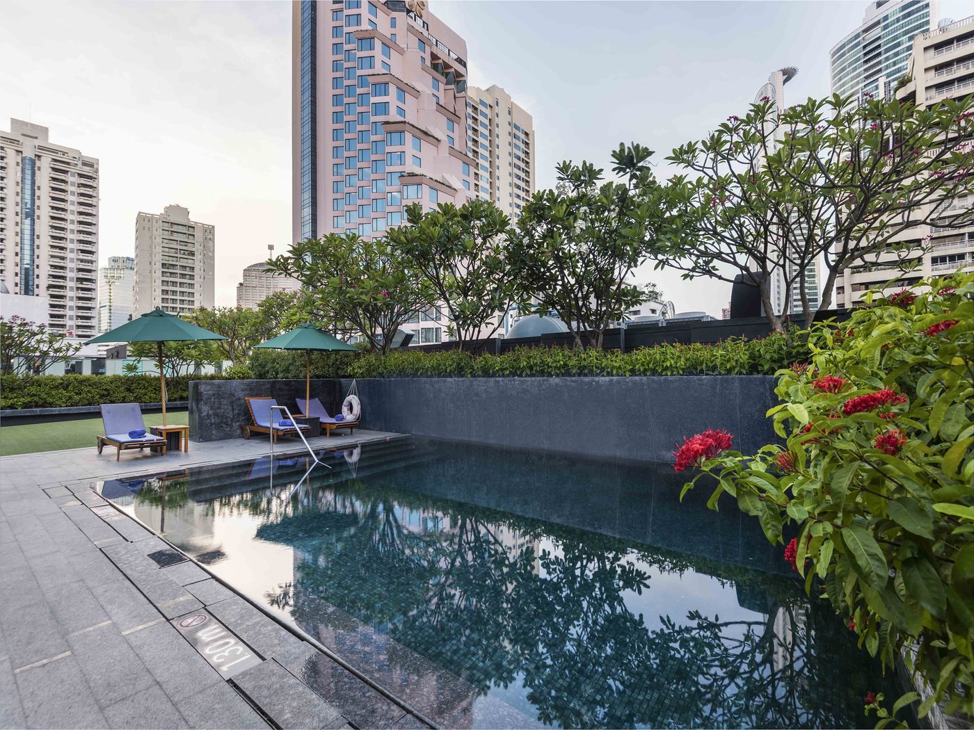 Maitria-Hotel-Sukhumvit-18-Bangkok-Pool-63