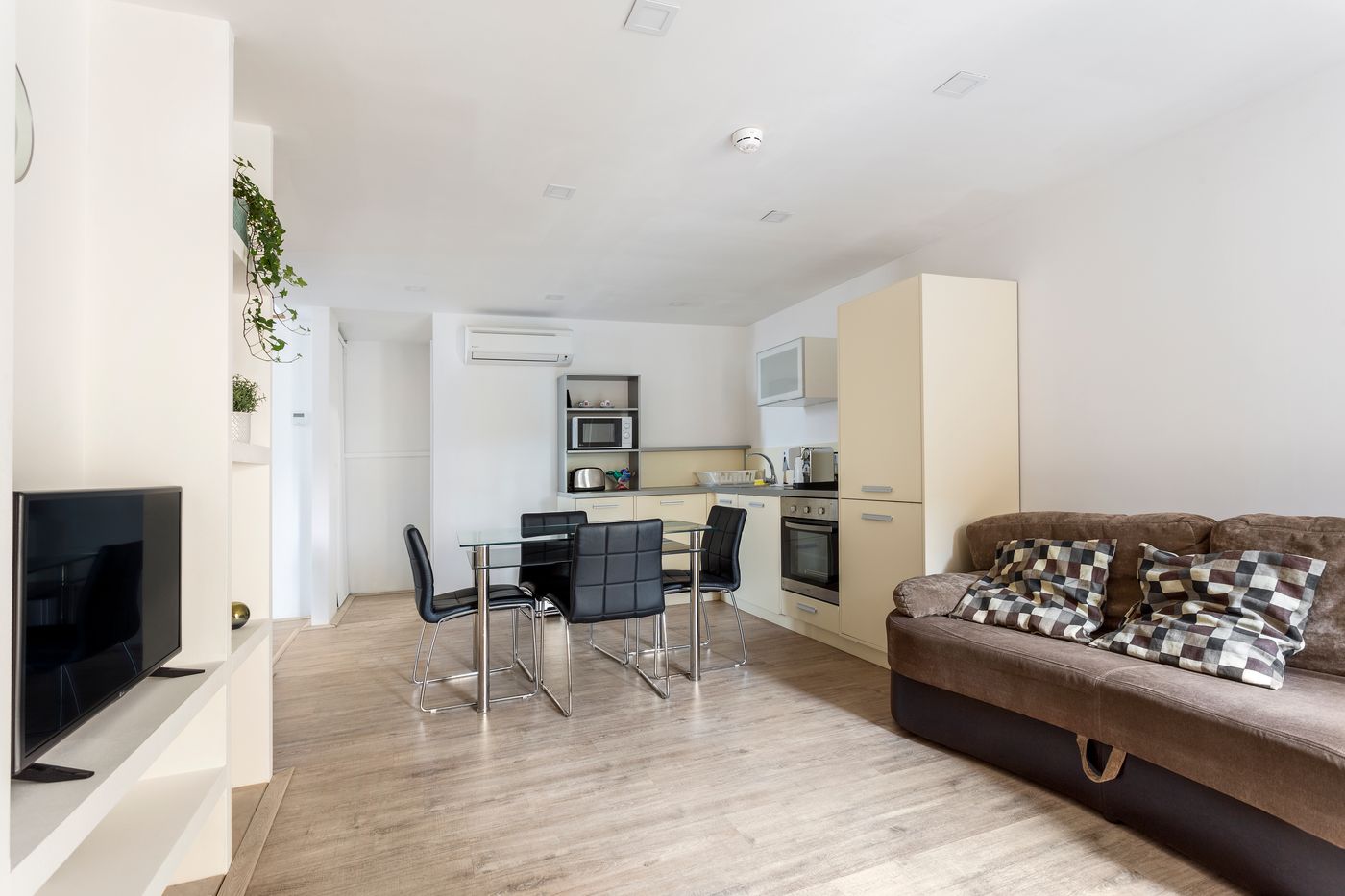 Hotel-Mika-Downtown-Room-13